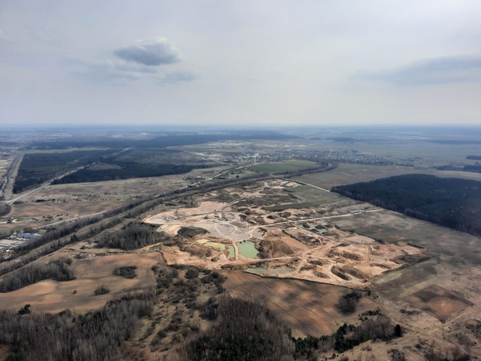 Aplinkosaugininkai sraigtasparniu išžvalgė Vilniaus apylinkes: rado užterštų teritorijų