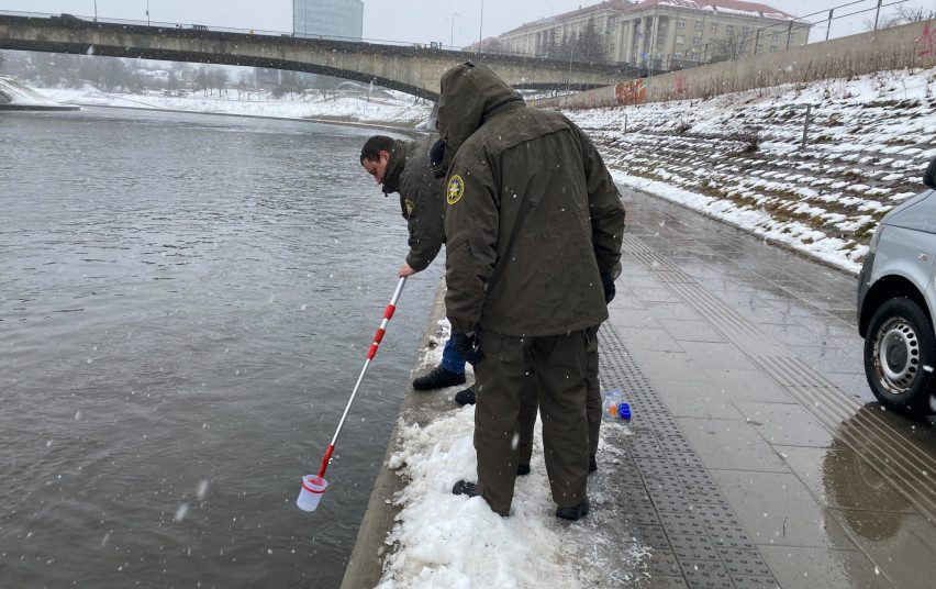 „Vilniaus vandenys“ teigia sustabdę taršą į Nerį, žala nustatinėjama (atnaujinta)