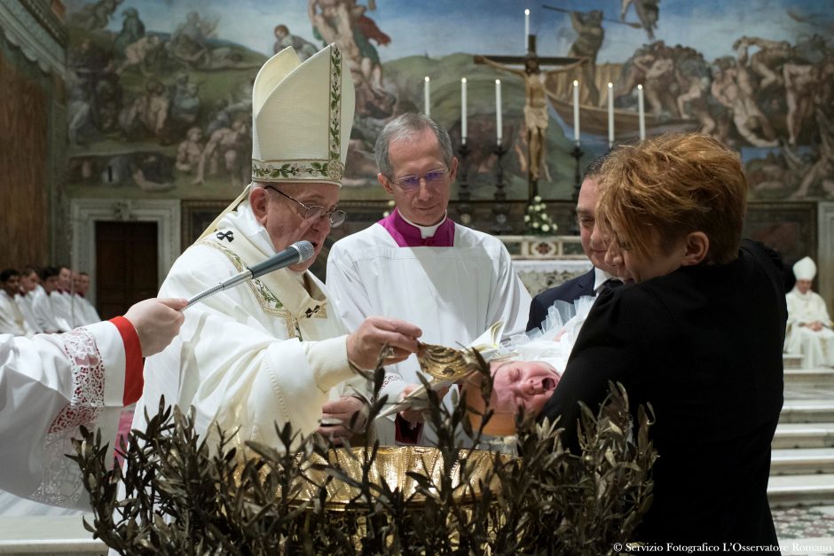 Popiežius ragino padėti benamiams, krikštijo kūdikius, drąsino žindyves