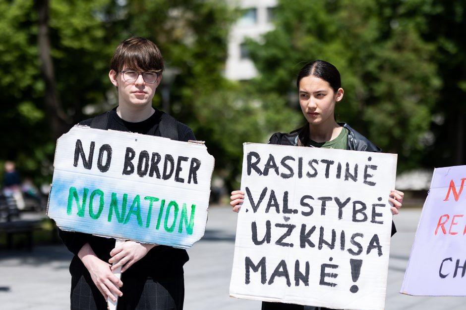 Savanoriai prie Vyriausybės piketavo dėl politikos migrantų atžvilgiu: rasistinė valstybė užknisa