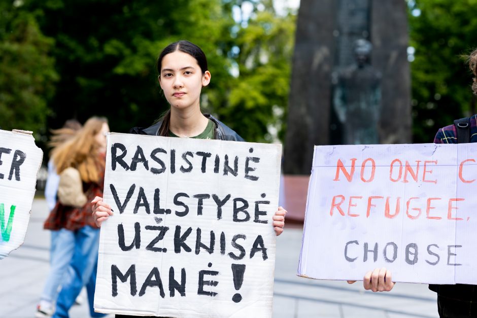 Savanoriai prie Vyriausybės piketavo dėl politikos migrantų atžvilgiu: rasistinė valstybė užknisa