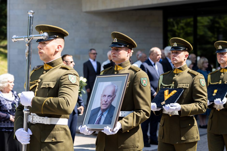 Amžinojo poilsio išlydėtas Nepriklausomybės Akto signataras A. Sakalas 