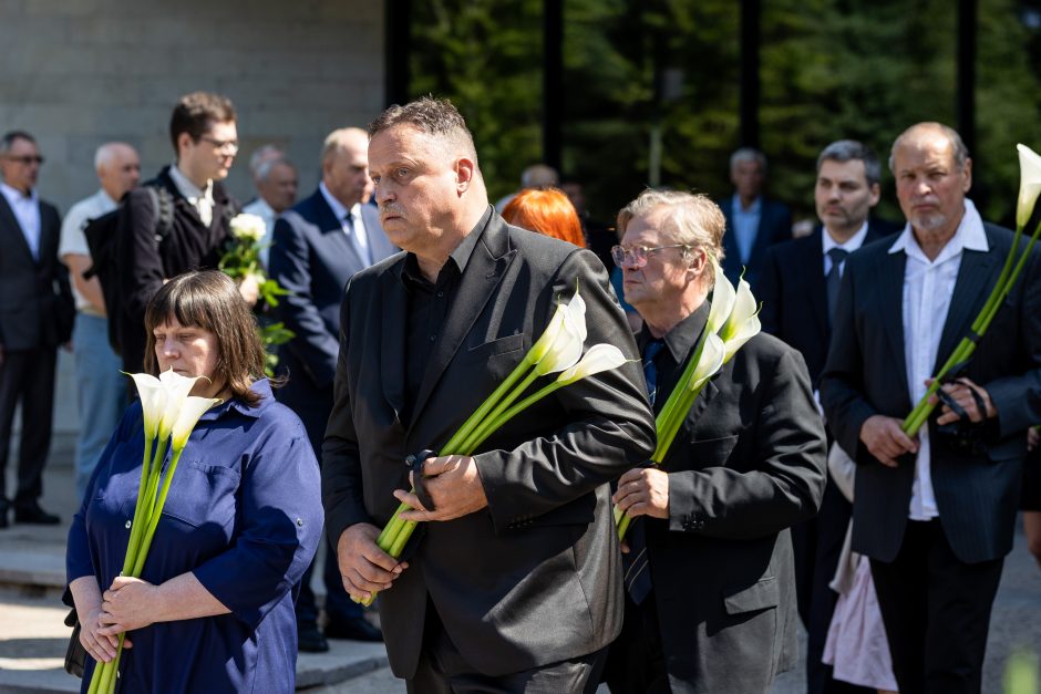 Amžinojo poilsio išlydėtas Nepriklausomybės Akto signataras A. Sakalas 