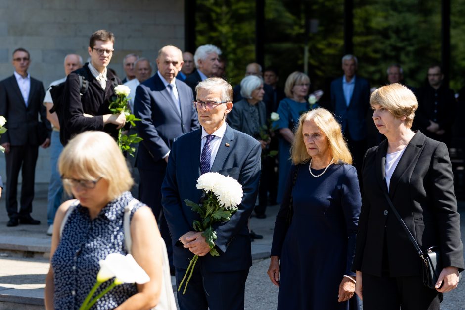 Amžinojo poilsio išlydėtas Nepriklausomybės Akto signataras A. Sakalas 