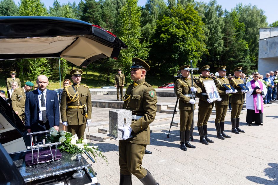 Amžinojo poilsio išlydėtas Nepriklausomybės Akto signataras A. Sakalas 