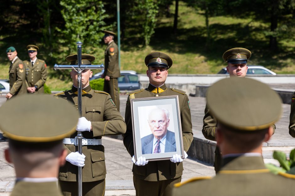 Amžinojo poilsio išlydėtas Nepriklausomybės Akto signataras A. Sakalas 