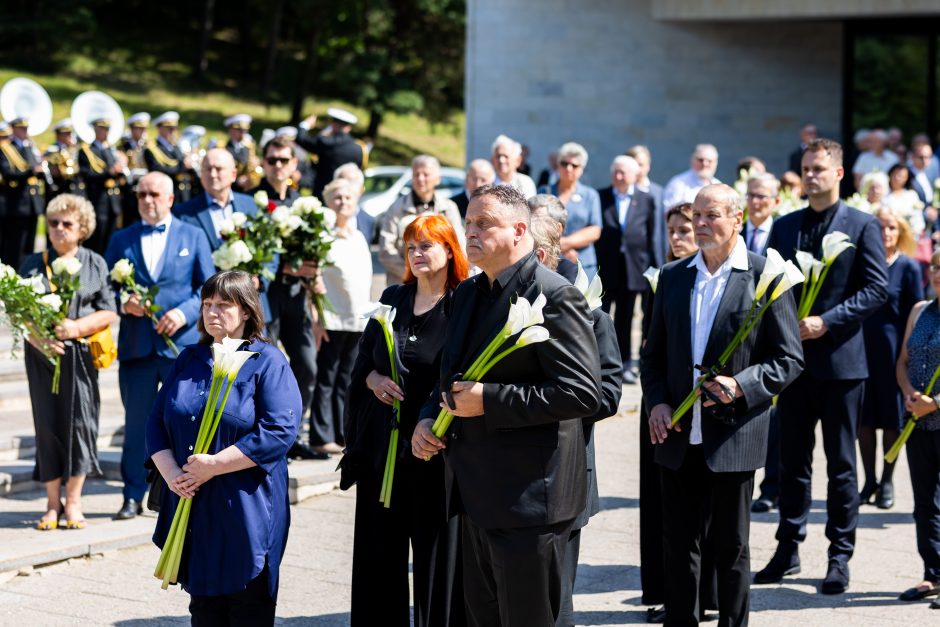 Amžinojo poilsio išlydėtas Nepriklausomybės Akto signataras A. Sakalas 