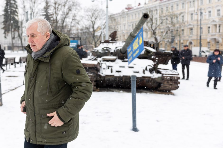 Papiktino raudoni gvazdikai prie rusų tanko: ar Lietuvoje galima garbinti okupantus?