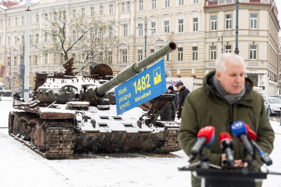 Papiktino raudoni gvazdikai prie rusų tanko: ar Lietuvoje galima garbinti okupantus?