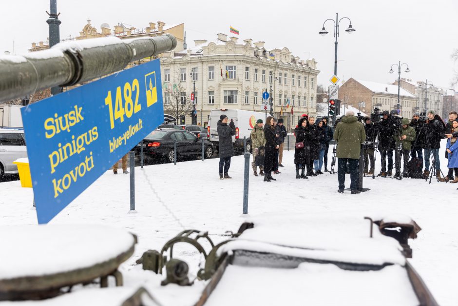 Papiktino raudoni gvazdikai prie rusų tanko: ar Lietuvoje galima garbinti okupantus?