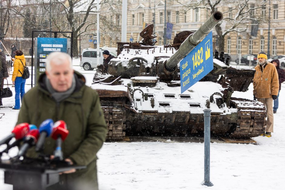 Papiktino raudoni gvazdikai prie rusų tanko: ar Lietuvoje galima garbinti okupantus?