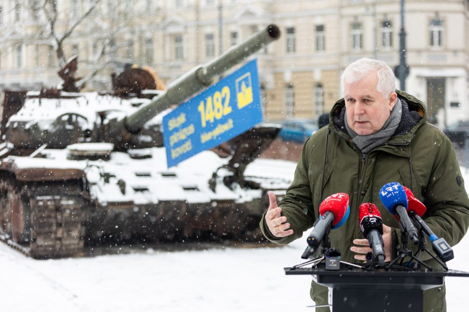 Papiktino raudoni gvazdikai prie rusų tanko: ar Lietuvoje galima garbinti okupantus?