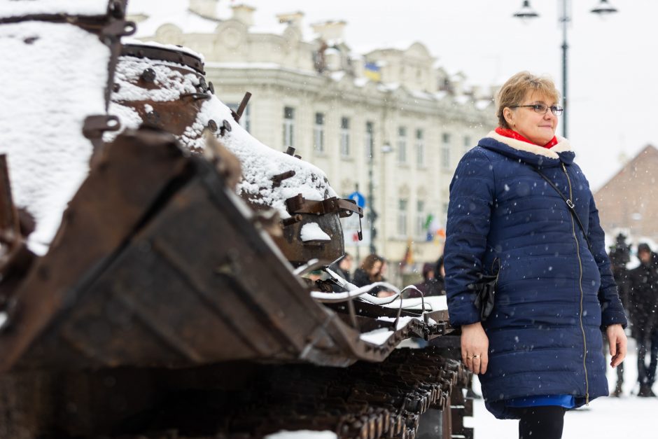 Papiktino raudoni gvazdikai prie rusų tanko: ar Lietuvoje galima garbinti okupantus?