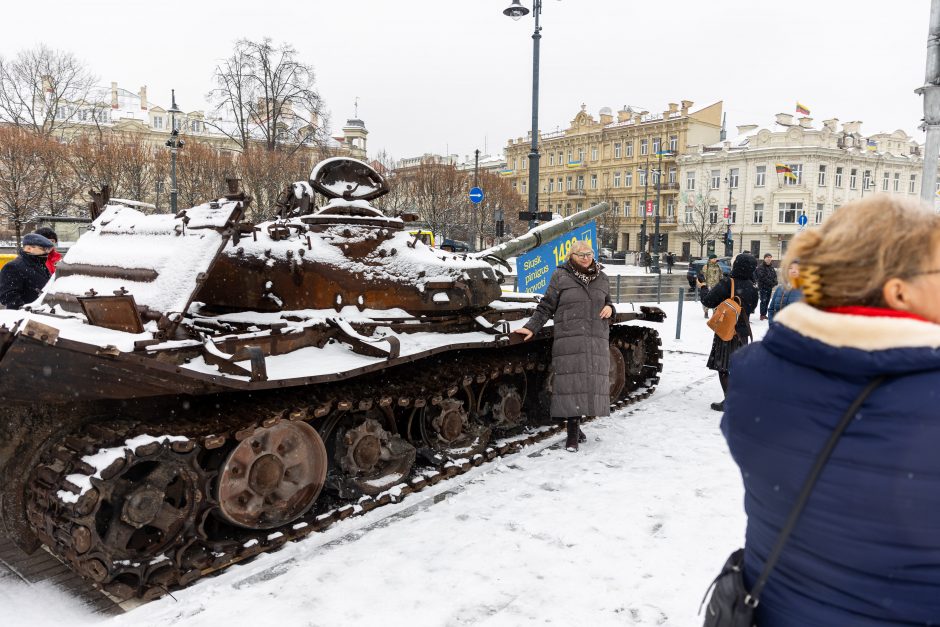 Papiktino raudoni gvazdikai prie rusų tanko: ar Lietuvoje galima garbinti okupantus?