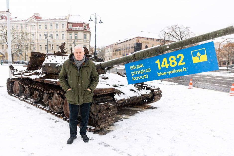 Papiktino raudoni gvazdikai prie rusų tanko: ar Lietuvoje galima garbinti okupantus?