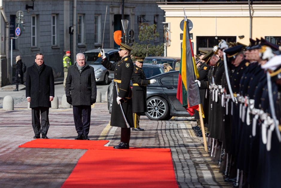 Vokietijos gynybos ministras: brigados dislokavimo galimybės priklauso nuo NATO sprendimų