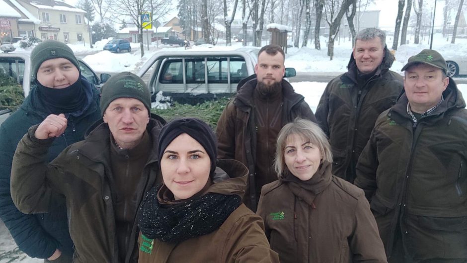 Miškininkų dovanos gyventojams – išdalino tūkstančius eglių šakų