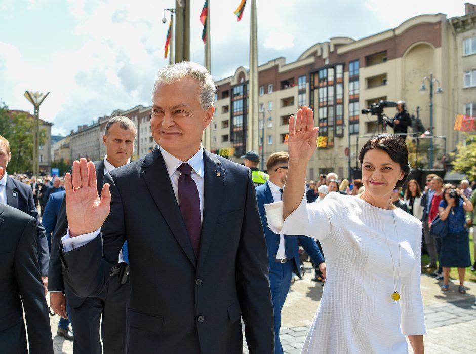 G. Nausėda pasveikino karinį paradą: pilietiški žmonės – saugumo garantas