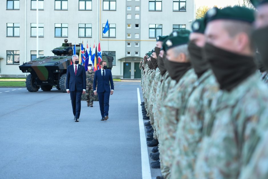 G. Nausėda ir E. Macronas atvyko į Ruklą aplankyti karių