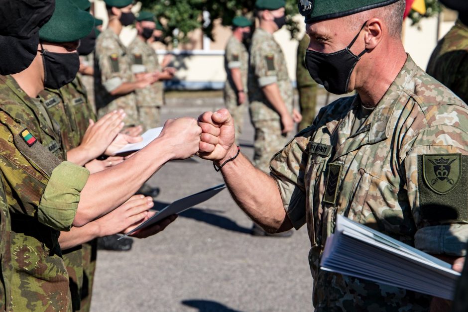 Karaliaus Mindaugo husarų batalione į atsargą išleisti kariai