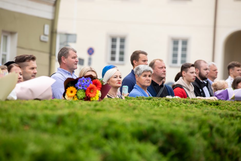 Prezidentas Karo akademijos absolventams suteikė karininkų laipsnius