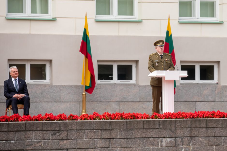 Prezidentas Karo akademijos absolventams suteikė karininkų laipsnius
