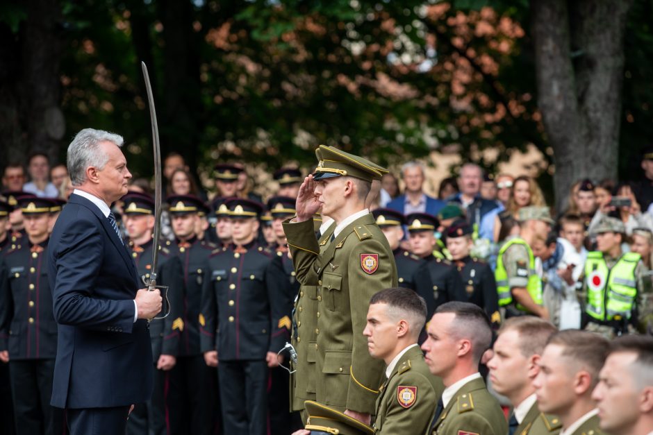 Prezidentas Karo akademijos absolventams suteikė karininkų laipsnius