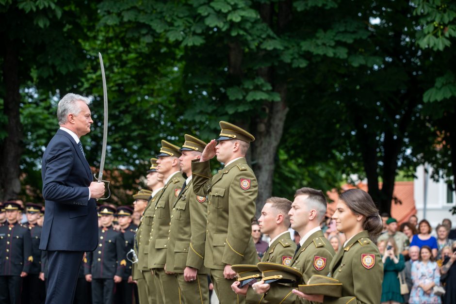 Prezidentas Karo akademijos absolventams suteikė karininkų laipsnius