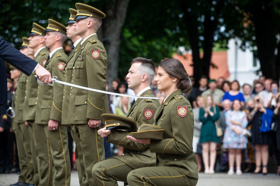 Prezidentas Karo akademijos absolventams suteikė karininkų laipsnius