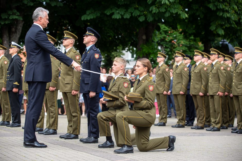 Prezidentas Karo akademijos absolventams suteikė karininkų laipsnius