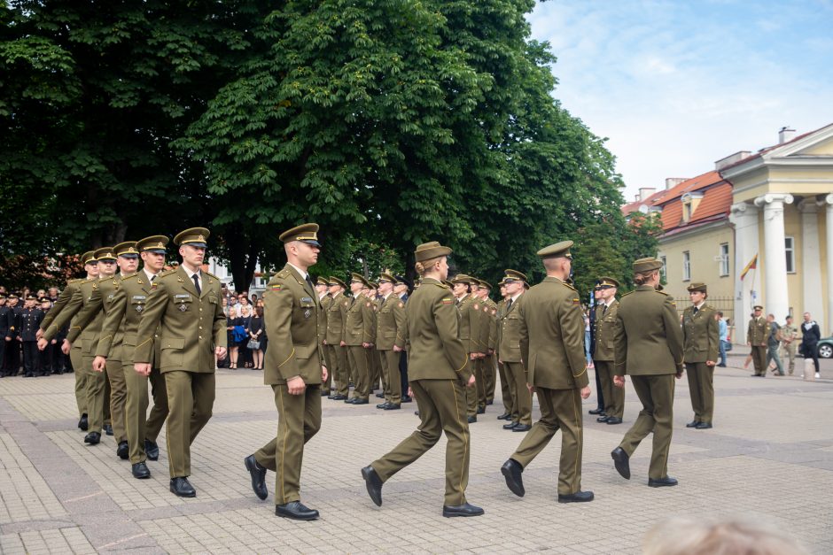 Prezidentas Karo akademijos absolventams suteikė karininkų laipsnius