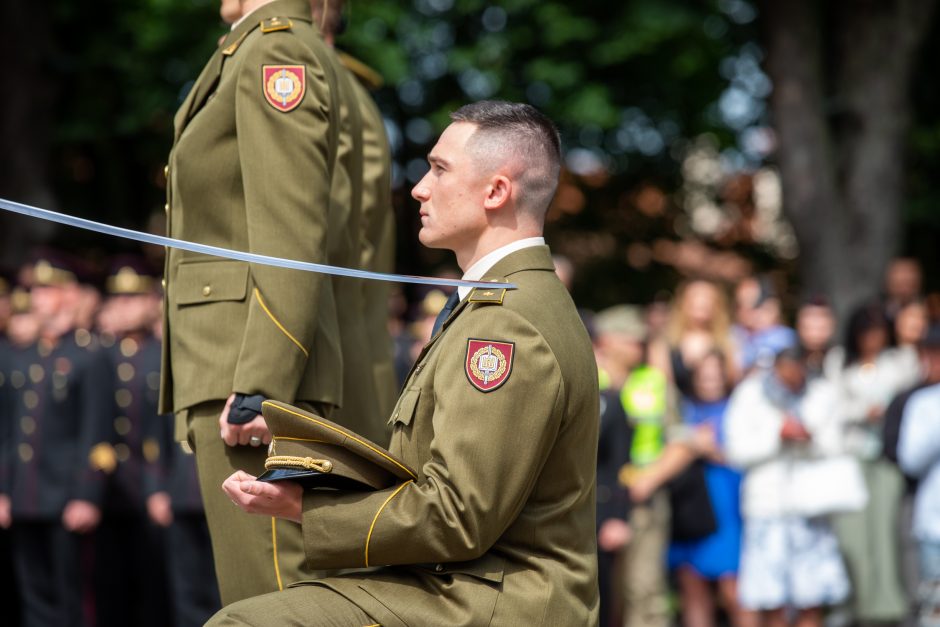 Prezidentas Karo akademijos absolventams suteikė karininkų laipsnius