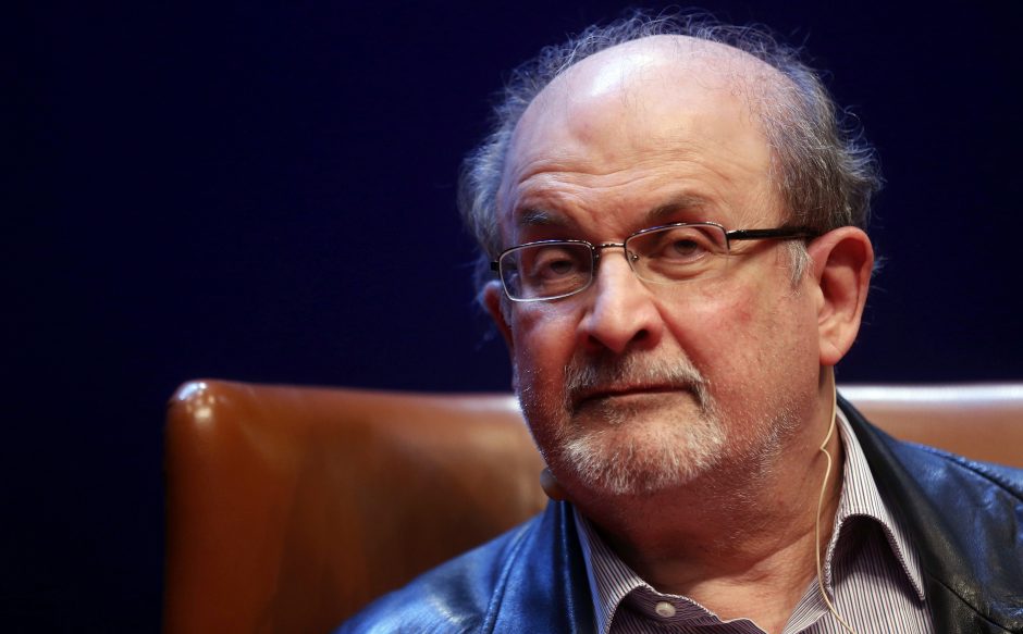 Per užpuolimą subadytas rašytojas S. Rushdie prijungtas prie kvėpavimo aparato