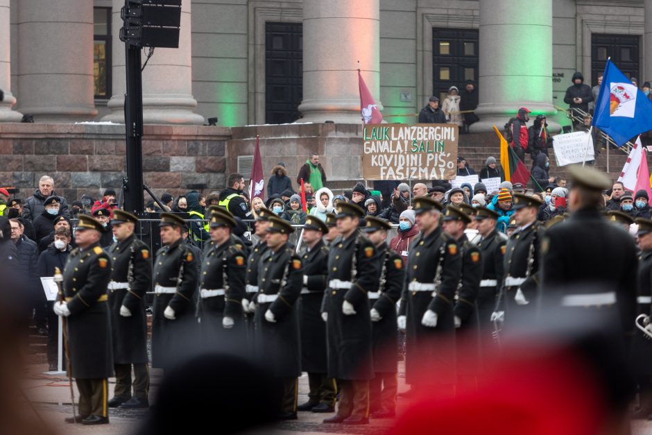 Sausio 13-osios minėjimas – triukšmingas: premjerė kalbą sakė su ašarom, protestuotojai rėkė „Gėda!“