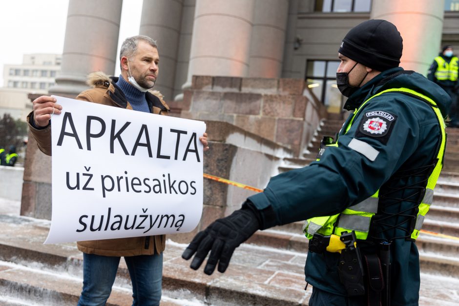 Sausio 13-osios minėjimas – triukšmingas: premjerė kalbą sakė su ašarom, protestuotojai rėkė „Gėda!“