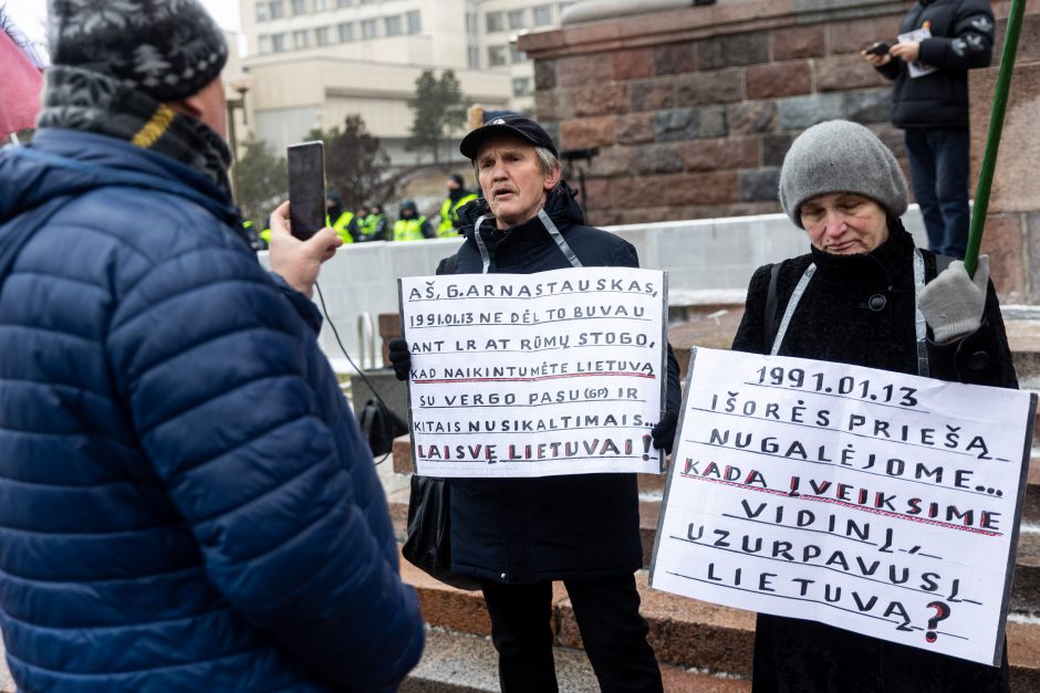 Sausio 13-osios minėjimas – triukšmingas: premjerė kalbą sakė su ašarom, protestuotojai rėkė „Gėda!“