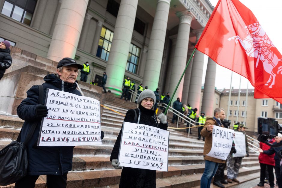 Sausio 13-osios minėjimas – triukšmingas: premjerė kalbą sakė su ašarom, protestuotojai rėkė „Gėda!“