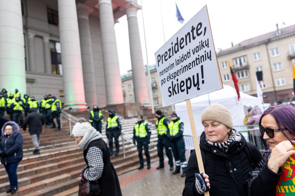 Sausio 13-osios minėjimas – triukšmingas: premjerė kalbą sakė su ašarom, protestuotojai rėkė „Gėda!“