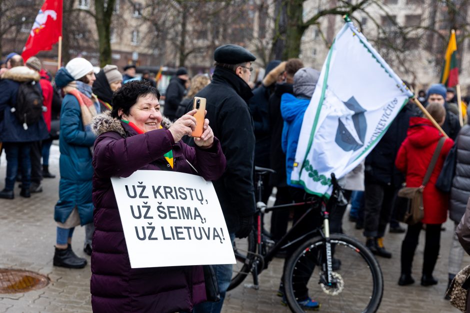 Sausio 13-osios minėjimas – triukšmingas: premjerė kalbą sakė su ašarom, protestuotojai rėkė „Gėda!“