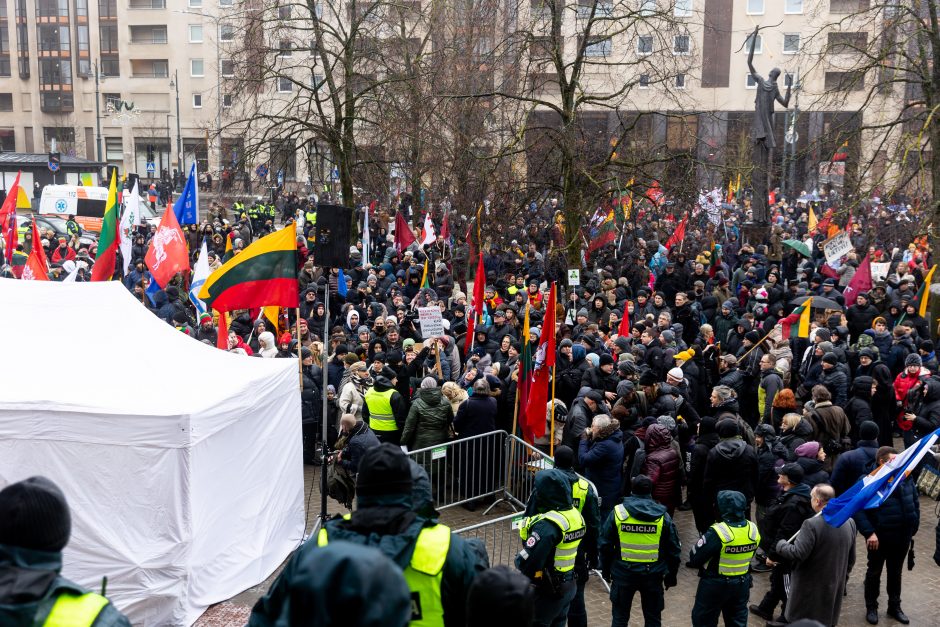 Sausio 13-osios minėjimas – triukšmingas: premjerė kalbą sakė su ašarom, protestuotojai rėkė „Gėda!“