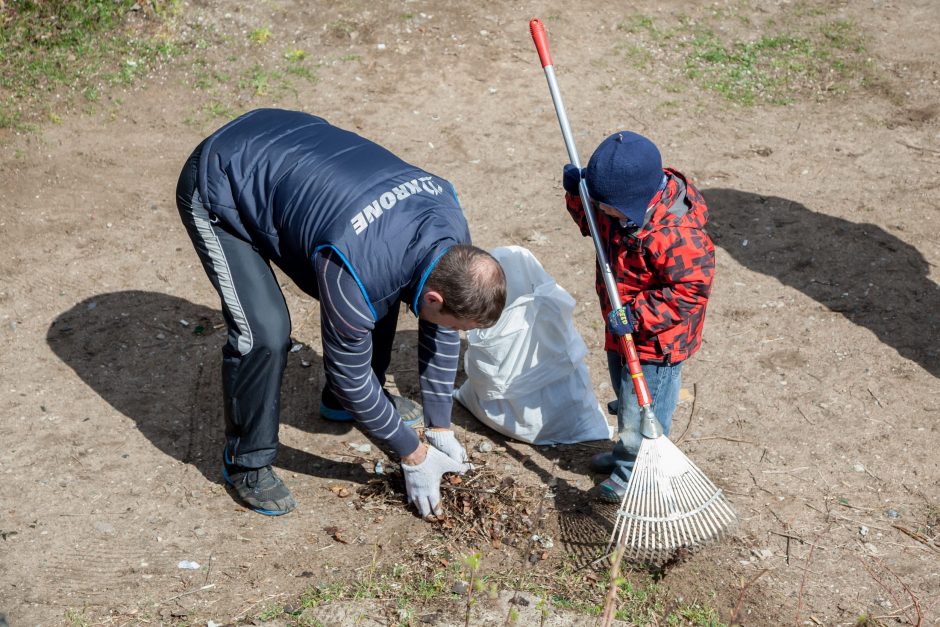 Sostinės kiemuose baigiamas valyti smėlis ir dulkės