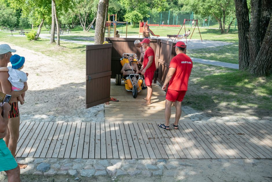 Žirmūnų paplūdimyje galimybę patogiai išsimaudyti turės ir neįgalieji