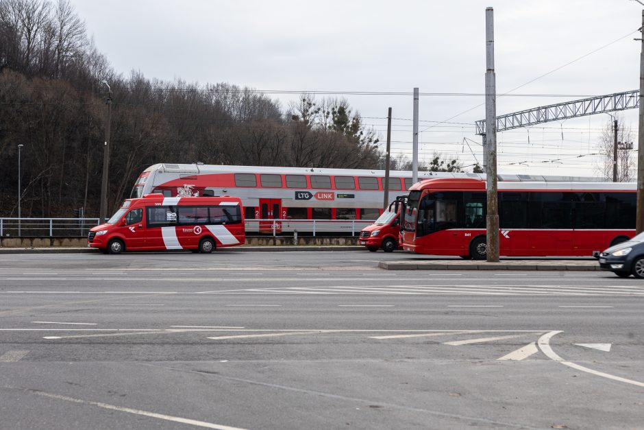 Automobilių aikštelė virš bėgių: utopinė konservatorių idėja?