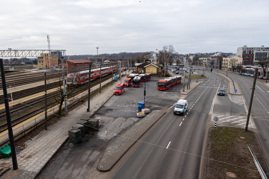 Automobilių aikštelė virš bėgių: utopinė konservatorių idėja?