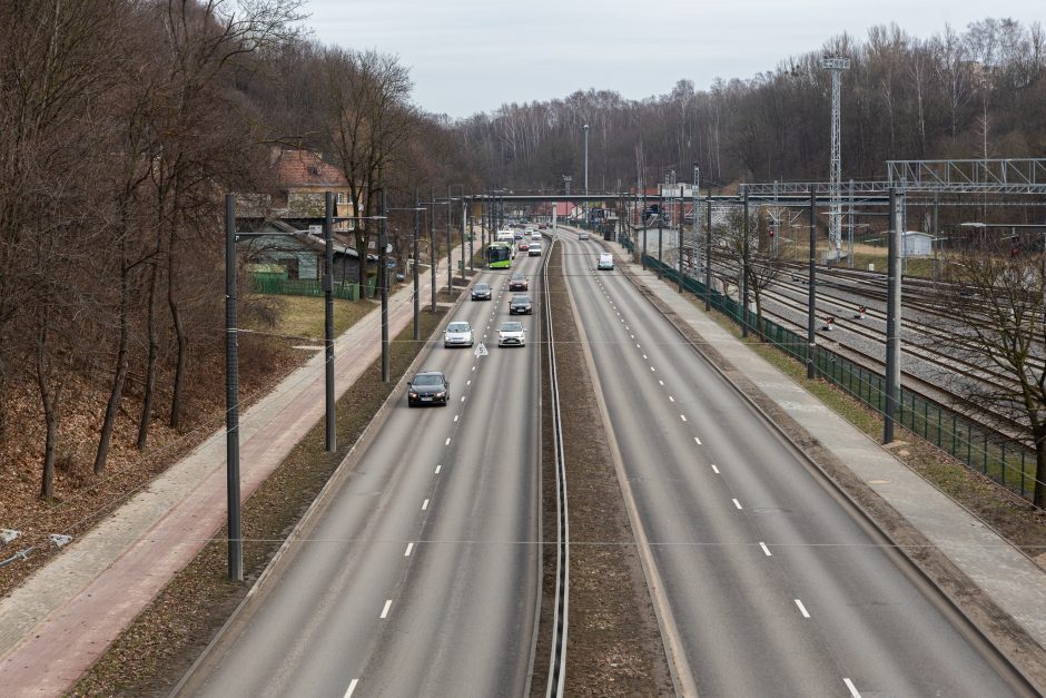 Automobilių aikštelė virš bėgių: utopinė konservatorių idėja?