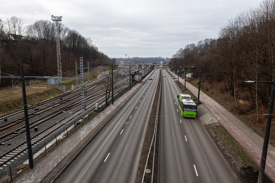 Automobilių aikštelė virš bėgių: utopinė konservatorių idėja?