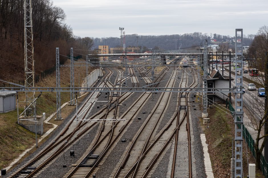 Automobilių aikštelė virš bėgių: utopinė konservatorių idėja?