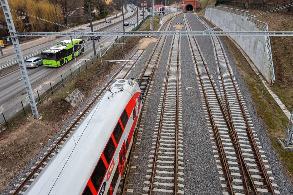 Automobilių aikštelė virš bėgių: utopinė konservatorių idėja?