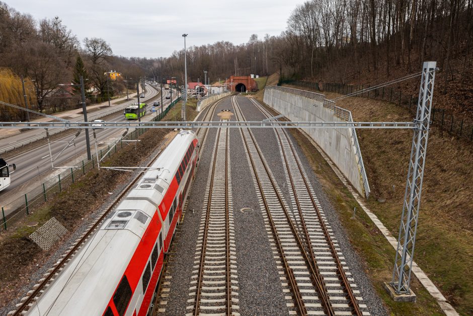 Automobilių aikštelė virš bėgių: utopinė konservatorių idėja?