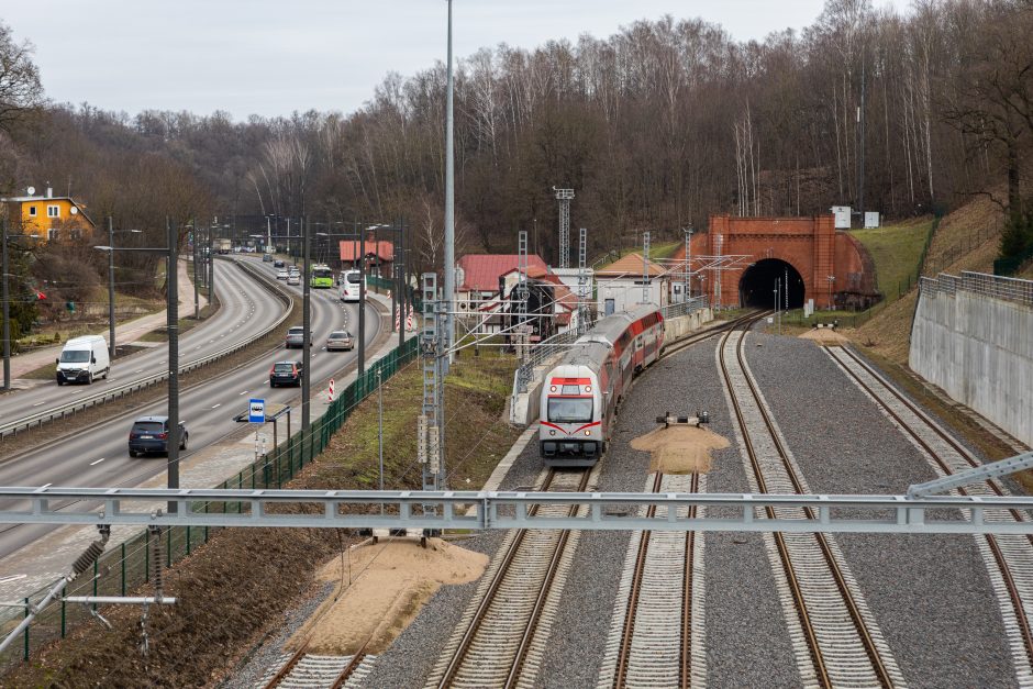 Automobilių aikštelė virš bėgių: utopinė konservatorių idėja?